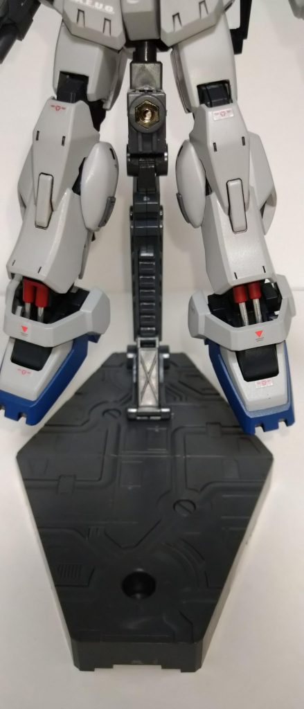 リヴァイブ版はふともも、脚部に対して足が小さすぎると感じたので、旧版の足を移植しました。またシリンダーは金属パーツにしました。何度もMk-Ⅱのキットを作りましたがシリンダーを金属パーツにするだけで印象が変わるので、自分の中でMk-Ⅱキット定番工作です。