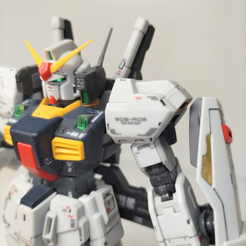 デカールは付属のデカールと市販のデカールを肩部に使用。個人的好みで型式をデカール貼るのはちょっとなので、敢えて市販のものを貼り付け