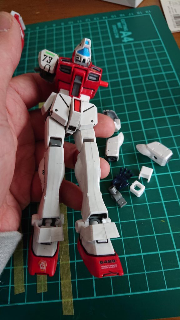 こちら購入時点、本体のみで武器なしでした。ラッカーで筆塗りを施してあったので、薄め液風呂に浸かってリフレッシュ。1度分解して合わせ目消しとフロントアーマーの独立可動化をしました。