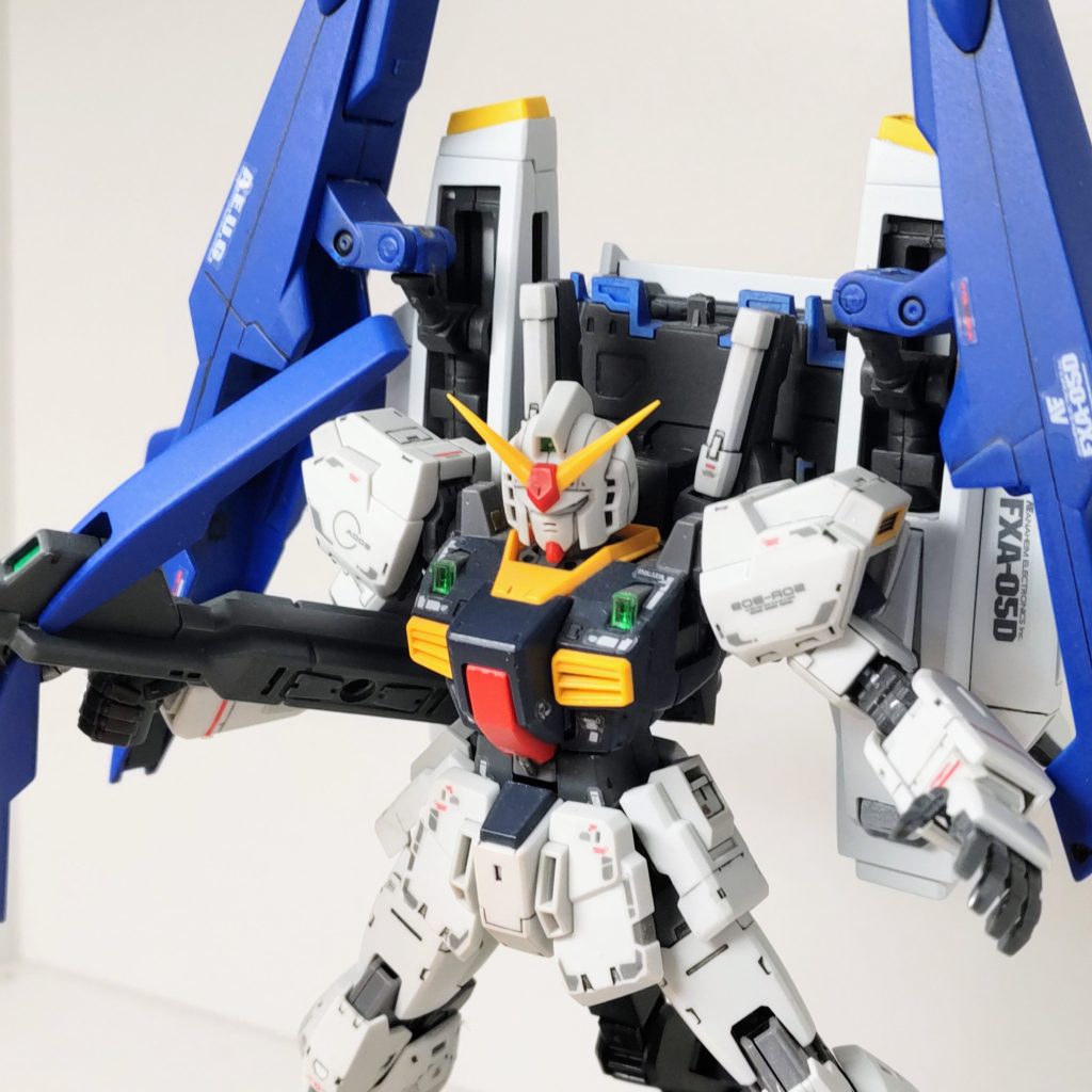 ガンダムMk2単体も良いけど、スーパーガンダムも好きなMS!ロングライフルの保持が辛いので、稼働指のボールジョイントをクラフトボンドでわざと稼働を渋くしたら保持ができました。