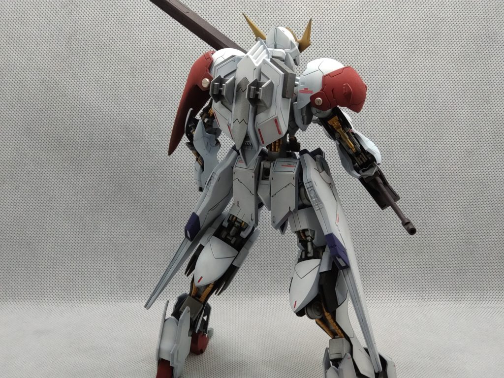 後ろ姿もチラリ