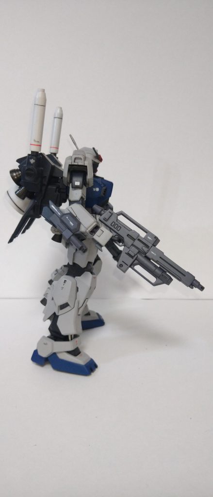 右側ライフルはジムⅡのものにジャンクパーツを使用し製作。腕の武装もジャンクパーツにプラ版で製作しました。  