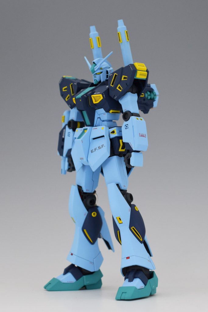 ほほと膝以外は量産型νガンダムの設定画に近づけるように肩と胸、サイドスカート、ビームスプレーガン、インコムユニットを作成