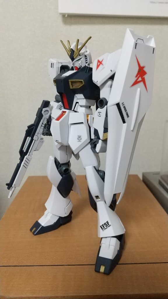 素立ちでパシャリ。一部物足りない部分はガンダムデカールを貼り、カッコ良さを引き立たせました。