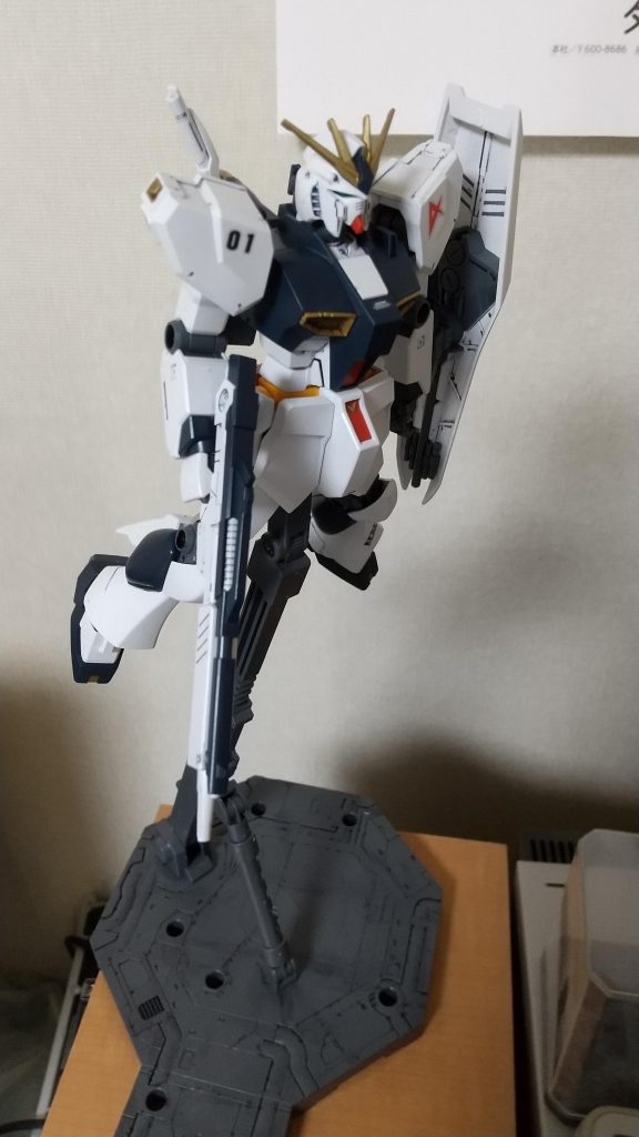 アムロ、出撃する!言い忘れましたが、ツインアイ、胸部センサーはガンダムマーカーメタリックグリーンで塗装しました。