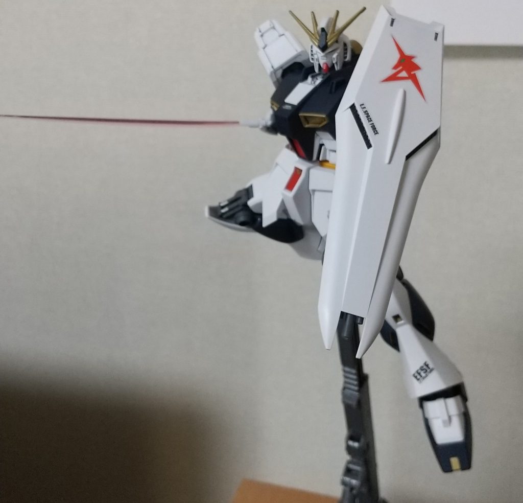 ビームサーベルを抜刀!ポージングが結構上達してきたな~。