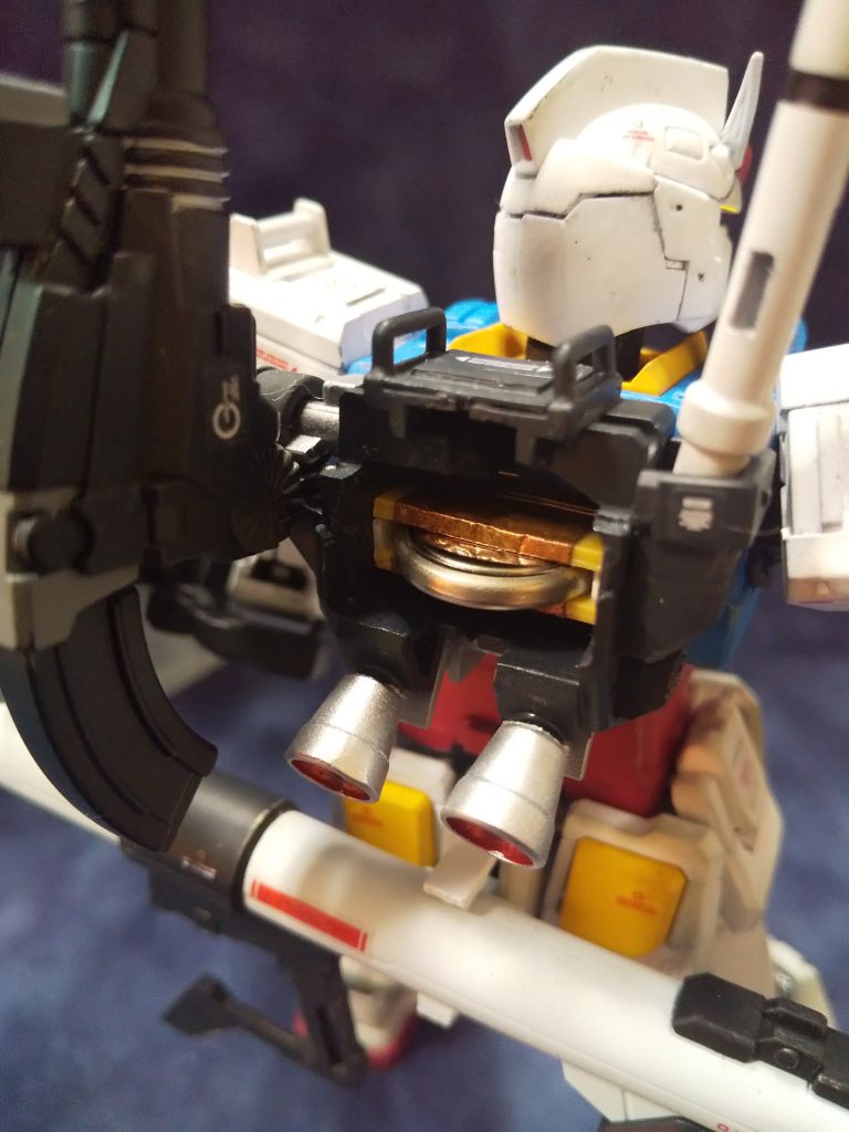 電池ボックスは背中を抜いてランドセル内へ完全収納。今回の電飾はツインアイのみです。