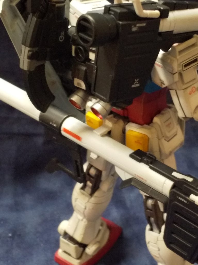 RGの腰部なのでバズーカラックがあります。前垂れだけはHGのものを使いました。RGのものはカッコイイんですが、少し小さくバランスが悪かったので。