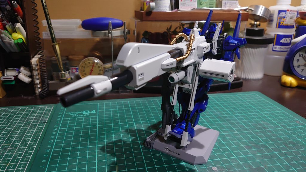 メガバズーカランチャーは無改造です。友達が白を指定したので白で塗装しました。