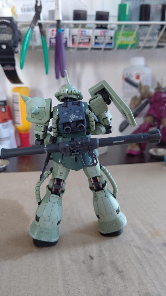 これ一体あれば、HGザクを作る時にモールドとか色分けとかの参考になりますね！