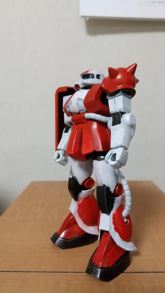 サイドから。ガンダムマーカーで全塗装しました。初めて？の全塗装なのでかなり見苦しいですが、どうか暖かいかい目で見守ってやって下さい。  