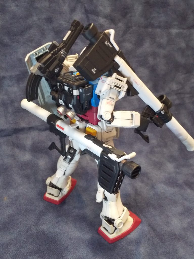 バズーカ肩持ちはビームサーベルに干渉するのでシールド裏にマウント。