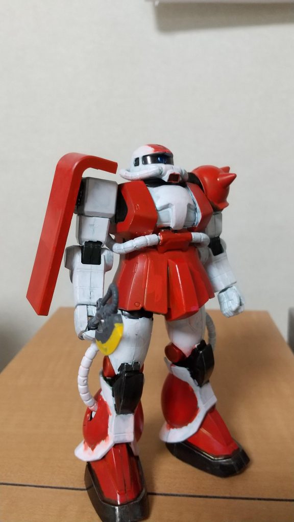 ジャンクパーツから持ってきたヒートホークを持たせて。劇中と同じ様に直立でパシャリ