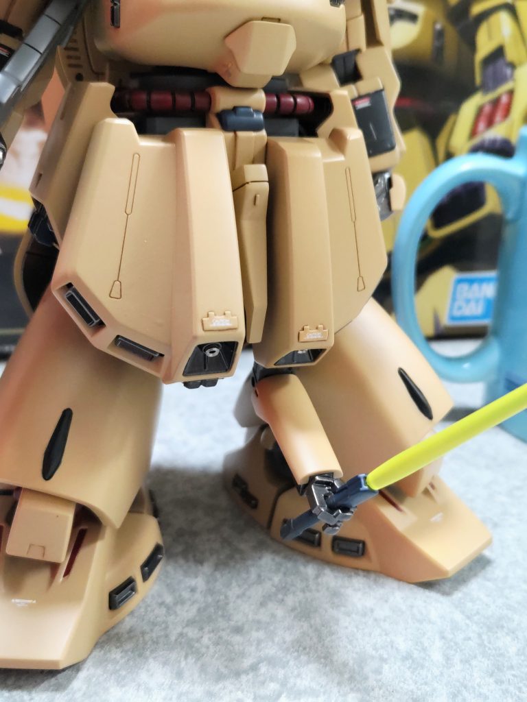 隠し腕のせいでフロントアーマーがフンドシよりも大きく出っ張っているのでフンドシ部分にライトニングガンダムのフンドシを貼り付けました。