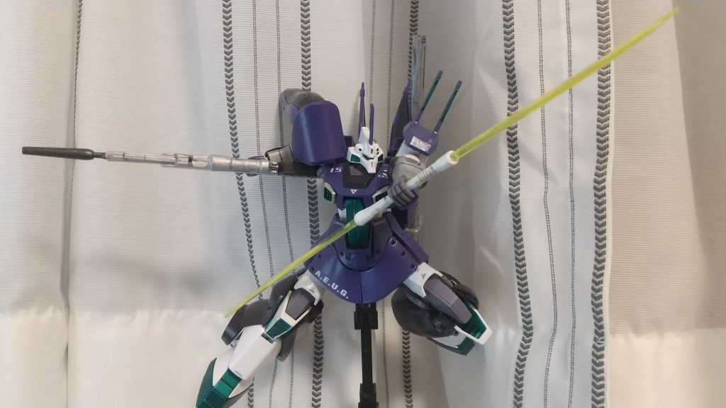 ビームナギナタでつばぜり合いしているシーンをイメージしました!箱絵のポーズを元にポージングしています。