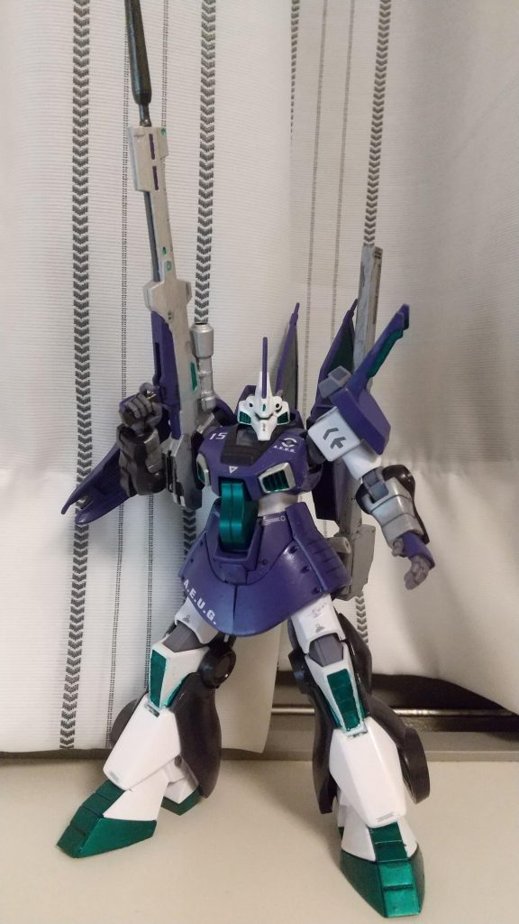 バトオペ2の勝利画面みたいな感じで。 この機体の脳内設定は、エゥーゴに参加したジオン兵が、一年戦争時にもっとも気に入っていた機体、ゲルググに近いモビルスーツとしてディジェに乗っている、という設定です。のり続けた結果ゲルググより好きになってしまっていますディジェのあとについているIRIS(イーリス)はドイツ語で、日本語に直すと菖蒲(あやめ)という花の名前。その花言葉は「メッセージ」で、UC0086年になった今も自分はティターンズという新たな脅威と戦っている、というメッセージを伝えるために機体名に冠しています。