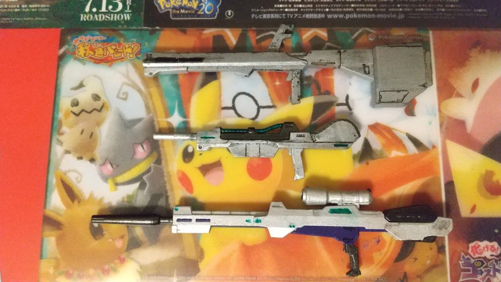 武装チェーーック! 写真のライフルはRG Ζガンダムのビームライフルとシステムウェポンの試作型大型ビームライフルのスコープを取り付けたものです。 武器のカラーは、自分はファブルに出てきた ナイトホークカスタムが好きなので、シルバーを基調に塗装しました。塗装は雑ですね… 原作とは違いますが百式用ビームライフル、スナイパーライフルの配色は良いと思っています笑