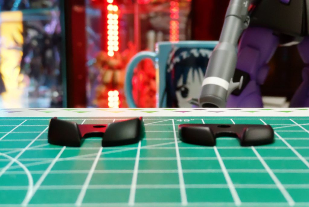 左が通常パーツ、右が部品請求して裏からエポパテで裏打ちをして削ったパーツです。