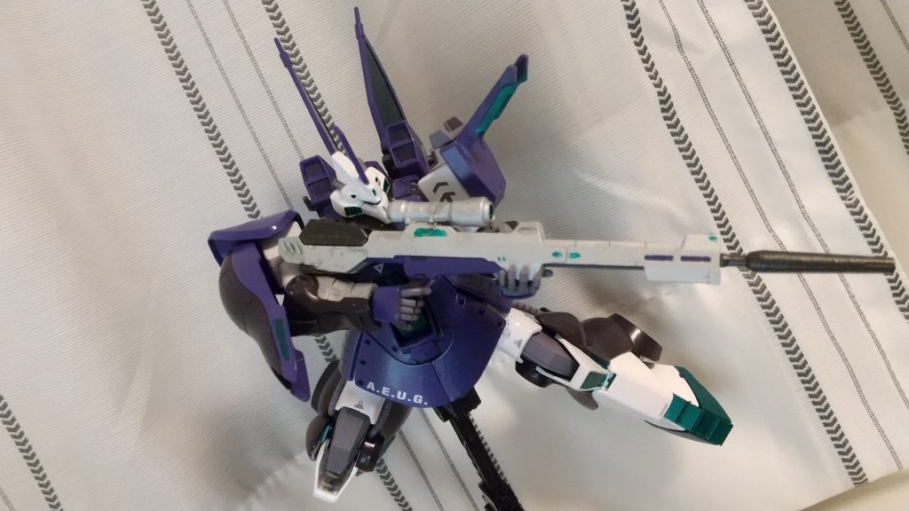 専用スナイパーライフルでの狙撃シーンです。 思い通りのポージングをとるのは意外と大変でした… カッコいいスナイパーライフルとして改造したはいいが、そもそもディジェとサイズ感があってなく持たせにくかったです。それでも割りと新しめのキットなので可動域が良かったので、スコープを覗いているような感じち持たせることができました! 専用ライフルのストックが原型のΖのライフルより短いのは、構えた時にバックパックとストックが干渉して一枚目の画像のようなポージングができなかったためヤスいニッパーでぶった切りました笑それと右肩のラウンドシールドも案外難しかったです… 当初はシールドを展開させていましたが、なんかダサいのと、狙撃時にシールドが展開していると重さで安定せず、精度が下がりそうだなと思ったのであえて肘とくっつけさせ固定させ安定させているように見せました