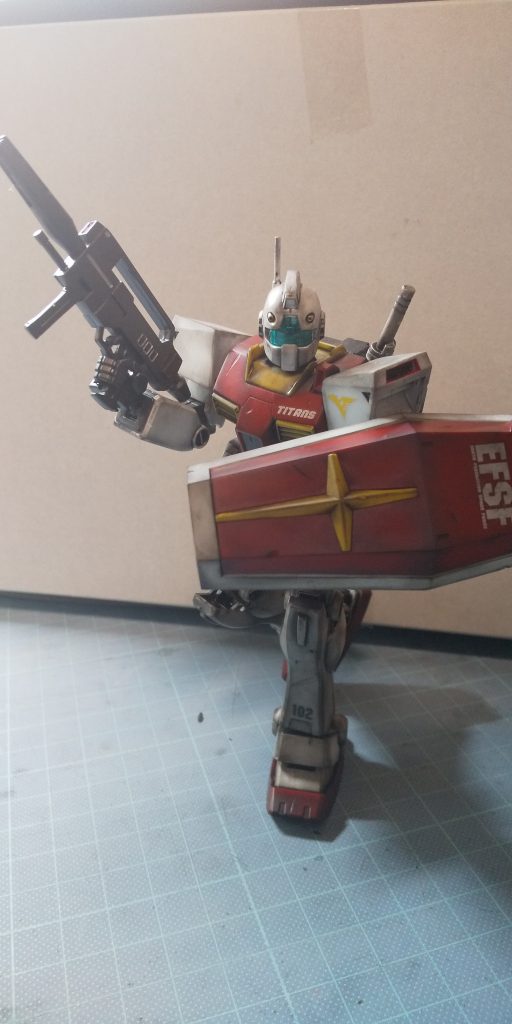 作成時は実家にいたのでスプレー缶を使って塗装フレームとライフル、シールドの裏は黒鉄色、ランドセルとコックピットハッチのパネル?、胴体下部をセミグロスブラック、スラスターはシルバーで塗装スラスター内やちょっとしたシルバー等はエナメルで筆塗り