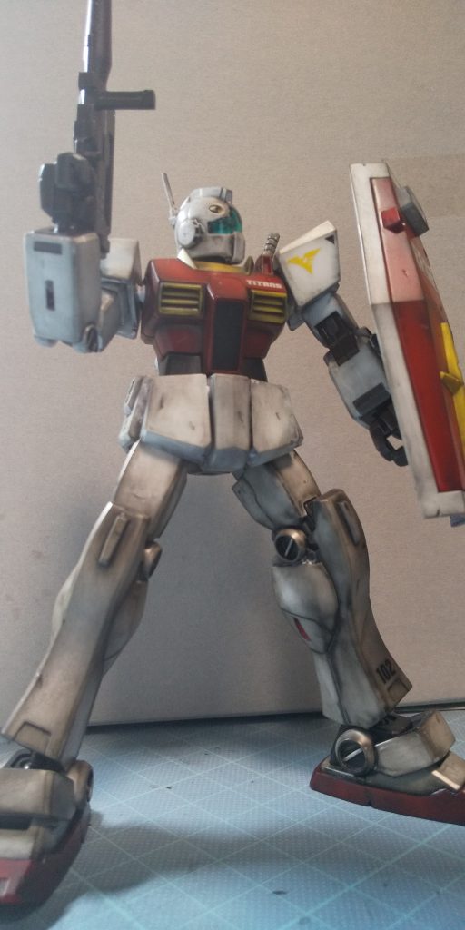 ダメージ加工後にスミ入れとデカール貼り水性のプレミアムトップコートで半光沢仕上げリアルタッチマーカー2、3やウェザリングマスターでウェザリング センサー類は塗装し忘れに気付いた後に付属のシールを貼りました(反省反省……)