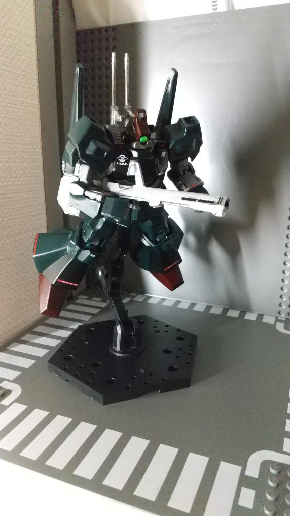 ケンプファーのあのポージングのような感じで クレイ・バズーカは前回投稿したディジェのものを使いました  。          平手がないのが惜しいですね。最近のキットには平手が付属されているのですが、リックディアスはHGUC初期のキットのため付属してないんですよね…