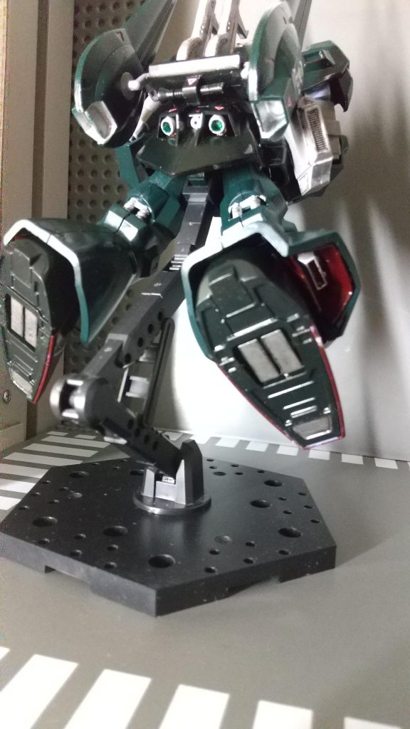 後ろから背中のバーニアはもちろん足のバーニアも部分塗装しました。結構難しかったです 