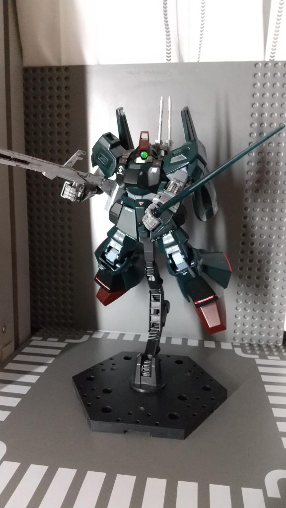 ビームサーベルで斬りつけビームサーベルのクリアパーツがなくなっていたので、リックディアスのものと似ているゲルググマリーネのものを拝借して、塗装しました。いや、なんか黒っ！クリアじゃない！こんなはずでは…(T＿T)      