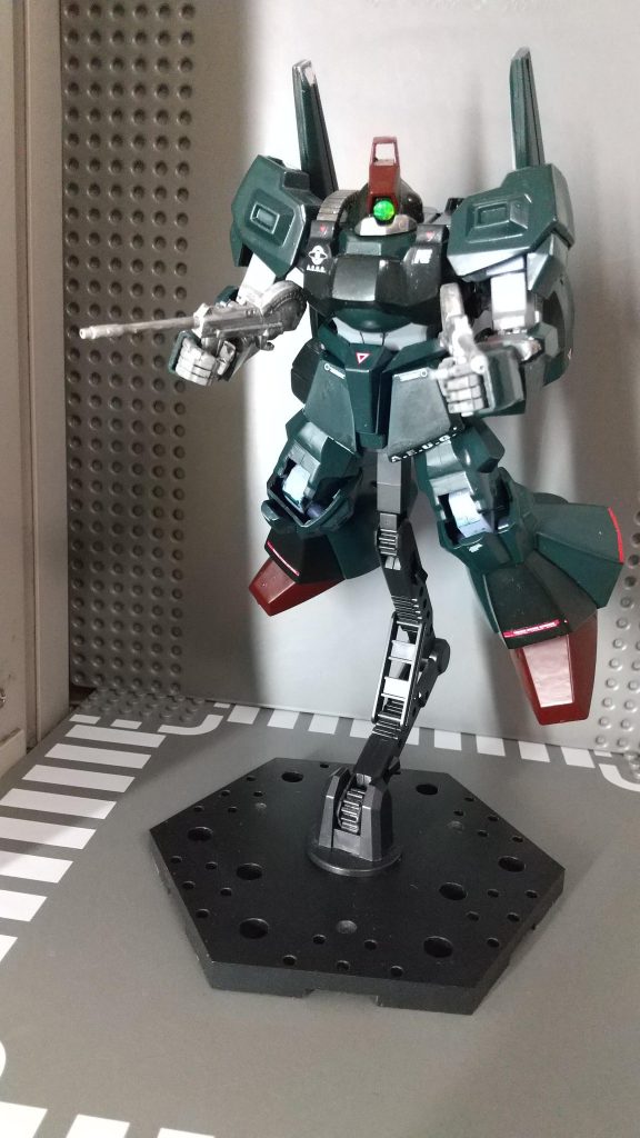 ビームピストルを構えて最初はリックディアスに対して武装がちっちゃすぎるなぁ、と、思っていたんですけど、意外とカッコいいですね。ただマウントしている時と比べると背中が寂しく見えます。