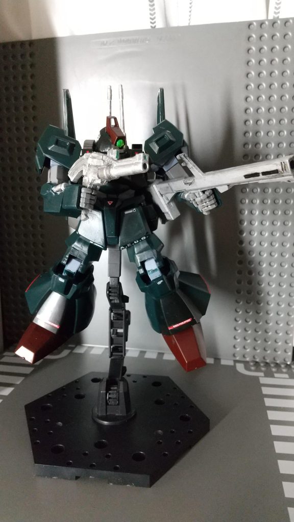 今回塗装しつつ、オリジンのガンダムのキャノンと、オリジンのザクIIのザクバズーカを使って新しい武装を作ってみました。名付けるならハンドキャノンガンってところですかね？昔の武器とはいえもとはキャノン砲。高機動からのキャノンの火力、普通に強そう。 それにムーバブルフレームは頑丈だし、手で持っても問題ないやろ～ってのりで作りました笑。