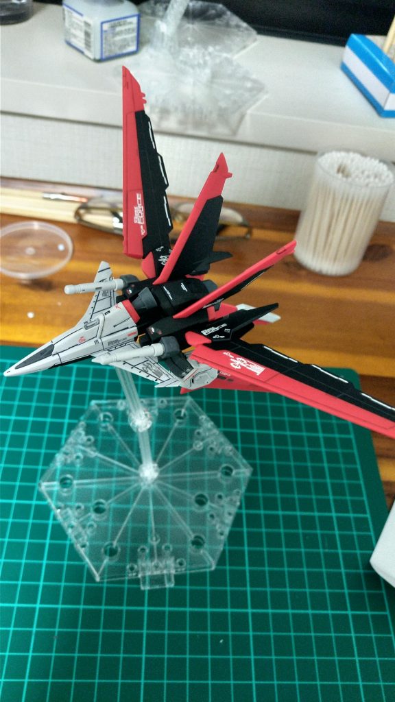 フォースシルエットも、カッコええ。パネルラインがびっしり入ってて、情報量が十分です。