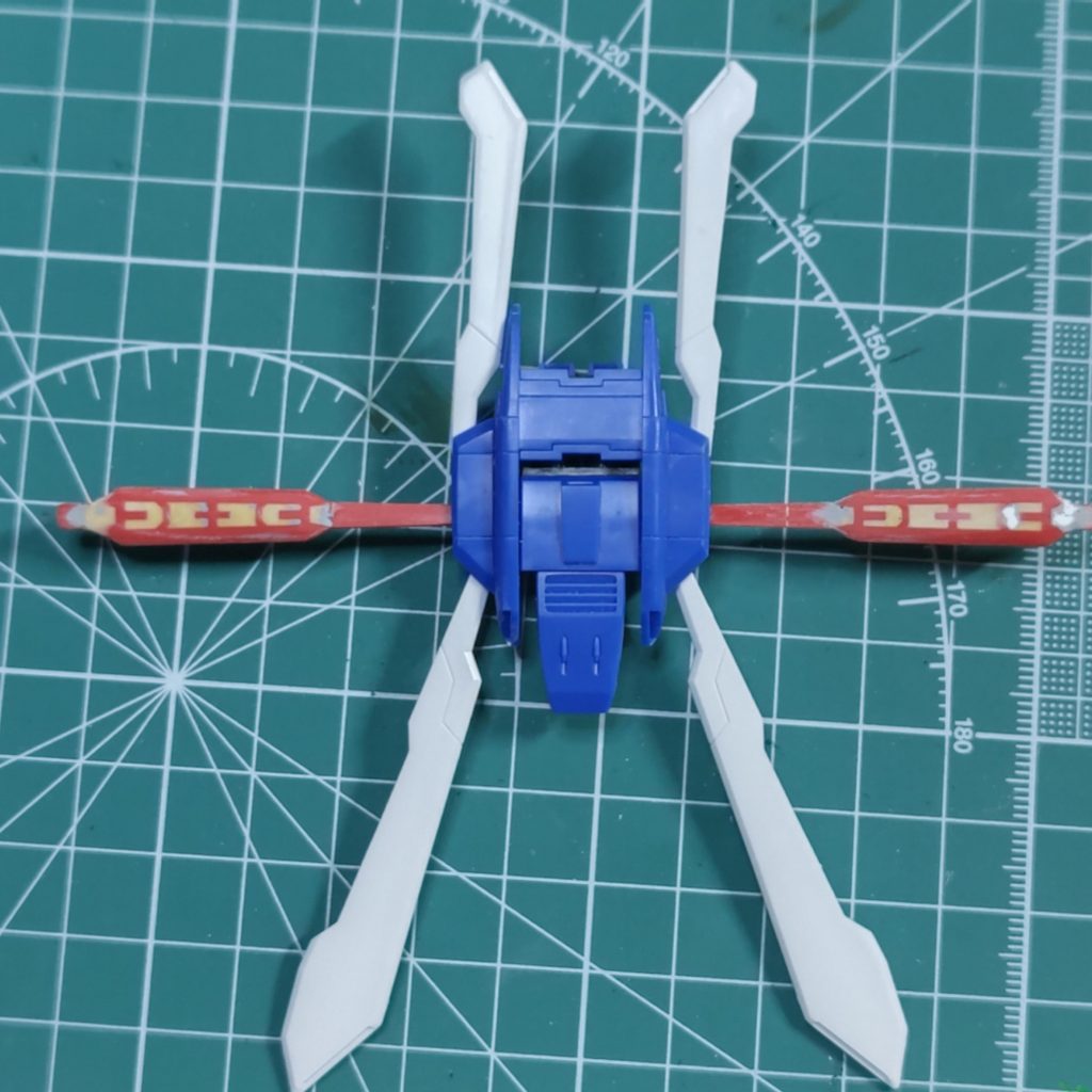 背面バインダーの盛大な肉抜き穴は、エポパテで塞ぎました。