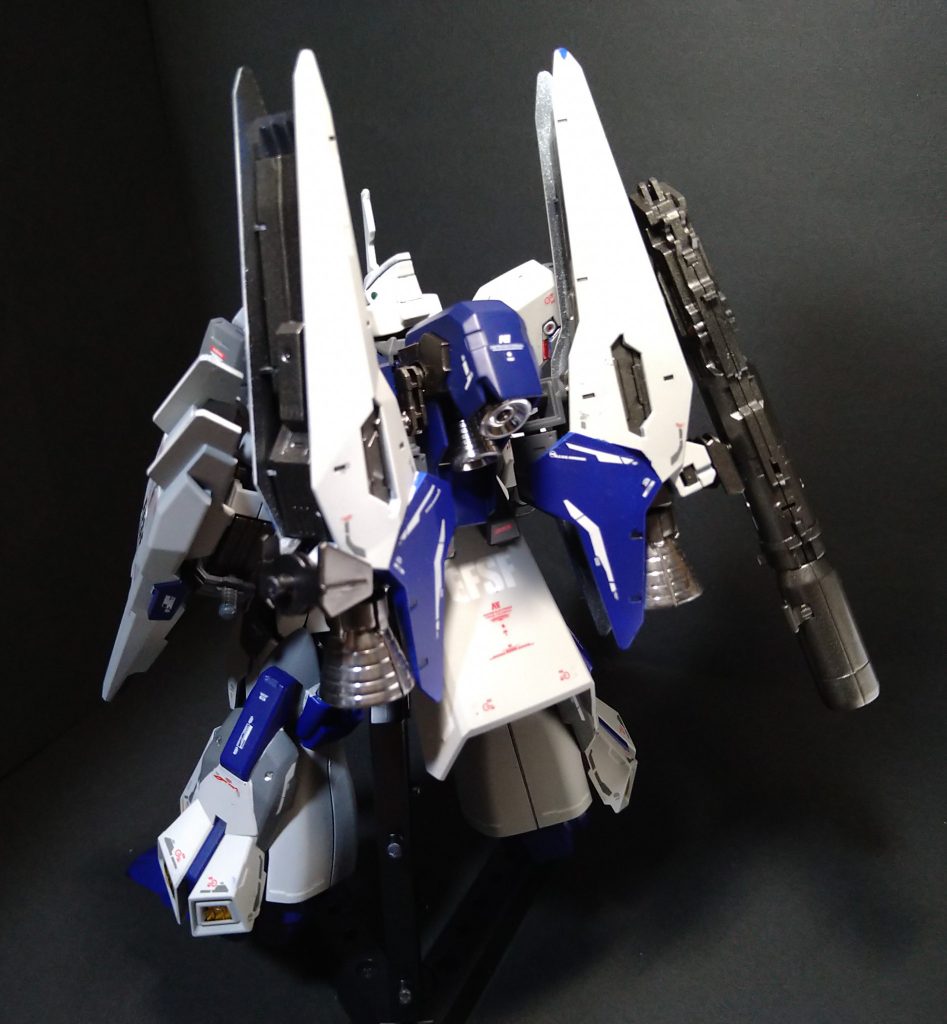 背面はシナンジュ・スタインとテルティウムアームズのミキシングです。デカール貼ってるのがちょっと見えないのが悔やまれる。手持ちのビームライフルとバズーカはマウント可能です。
