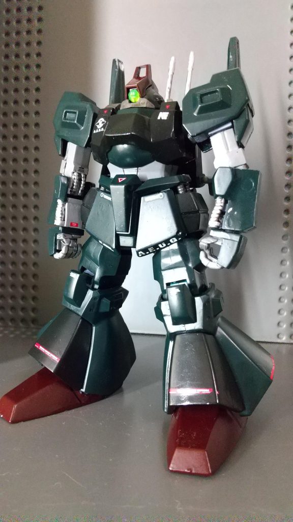 ギャプランのカラーリングを、他の機体に塗装したいと思い、昔のガンプラ置き場をガサゴソしていたら、無様にバラバラになっていたリックディアス君がいまたので、修復して塗装しました。肩のパイプ？やクレイ・バズーカがないのは昔なんやかんやあったときに捨ててしまったためです。