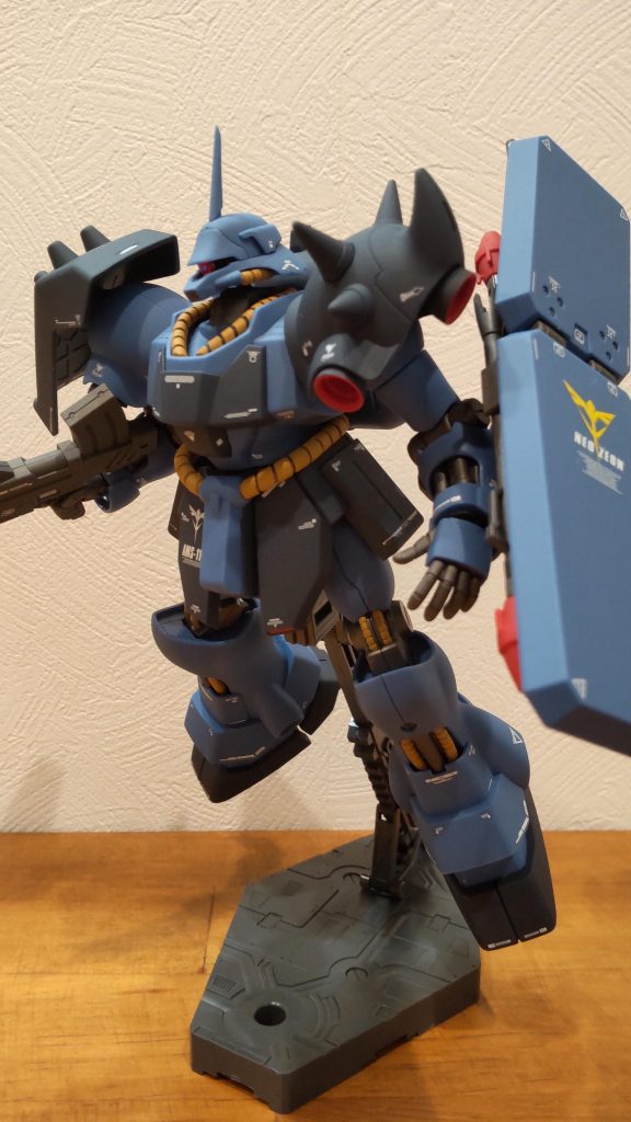 これでもかと首が上がるので前傾姿勢がとても似合います。ただ首の接続部分が渋く頭を回そうとしたらねじ切れてしまいました。しかも現在カスタマーに在庫が無いという運の悪い結果に…泣く泣く無印ギラ・ドーガからパーツを拝借しました(-_-)