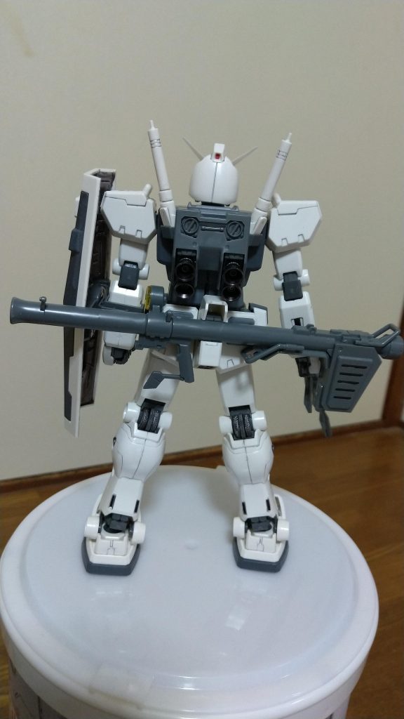 後ろはこんな感じ。白かったメッシュ素材をガンダムマーカーの「ヘビーガンメタリック」を染み込ませて塗り替えました。