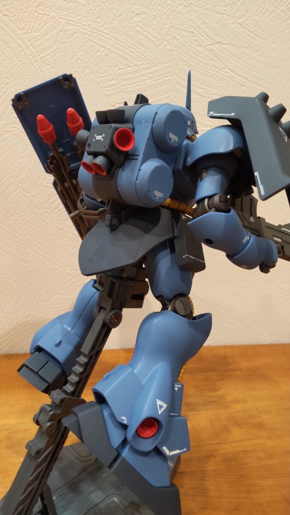 シールドの裏が露出する角度がカッコいいです。基本的に正面しか見えないディスプレイにするので背面はデカール節約してます。(お小遣い制なので…)