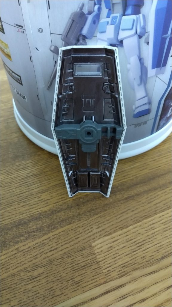 シールド裏もヘビーガンメタリックを塗ってます。