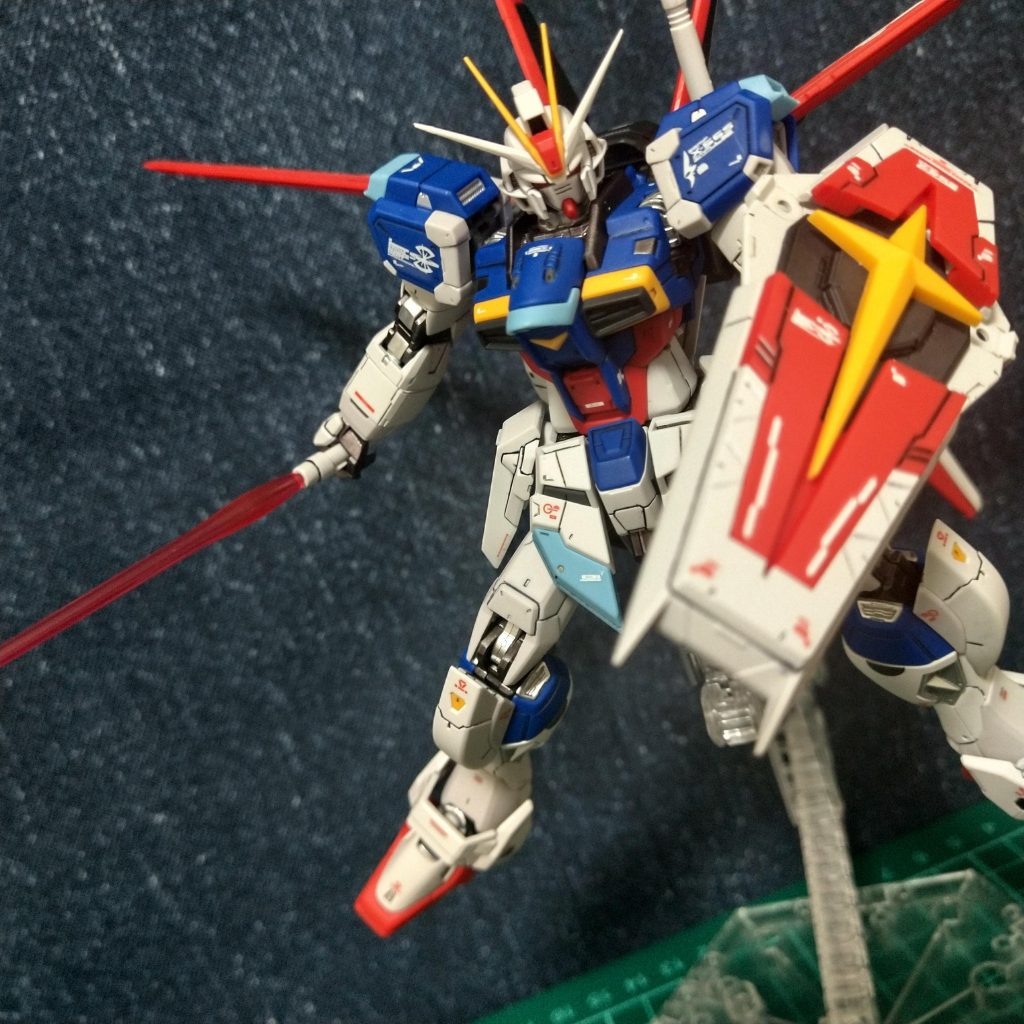 最後はビームサーベルを持たせて。膝フレームのパーティングライン、処理すればよかった泣