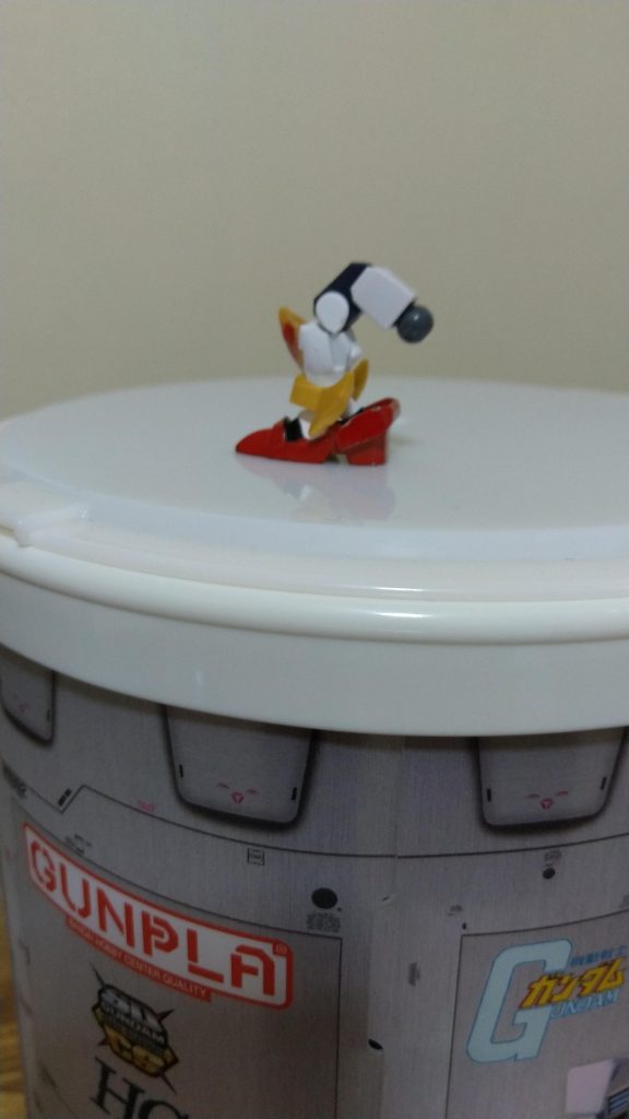 脚にもコアガンダムの腕を使っているのでこれくらいまでは曲げることが可能ですが、キット自体の仕様から脚を付けた状態からでは他のパーツが干渉してやや難しいです。さらに等身を上げた弊害からか割とリアヘビーですw一応は自立していますが、すぐに転びますww頭のおさげも、もう少し改善の余地がありそうです。初めてSDの等身上げをしてみたのですが、個人的にはそう悪くはないかなと思ってます。問題はバランスの悪さとおさげかwww余談ですが、このガンプラの名前は決まっていません。良ければ誰か名前を付けてあげてくださいwwwいい名前だったら採用しようと思いますw