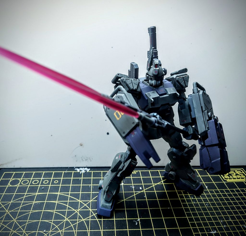 ガンダムベース限定の武器セットに入ってた、ツイン・ビーム・スピアとクロー付きシールドを装備させてます。