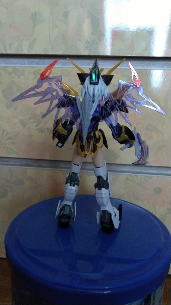 後ろはこんな感じ。一度デスサイズに戻してから徐晃デスサイズのパーツを装着。ほぼほぼ直付け出来たのでまあまあやりやすかったですね。羽はSDEXのデスサイズヘルEWのに比べると小さめ。