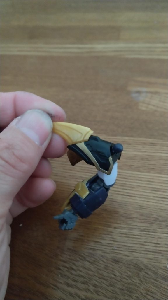 肩は徐晃デスサイズの肩の軸を切り取り、HGデスサイズの肩の軸を移植。ガンダムMk-Ⅱちゃん2.0で得られた技術がこんなところでも役に立つ。