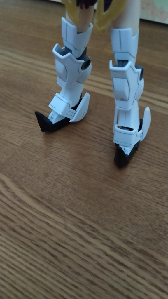 爪先はデスサイズの先端を削って徐晃デスサイズのトンガリ爪先を接着。膝にも尖ったパーツを付けたかったのですが、徐晃デスサイズのものはショボすぎて使用できませんでしたwHGデスサイズヘルEWのものがあればよかったのですが、MGのしかないのですよ……(´・ω・`)