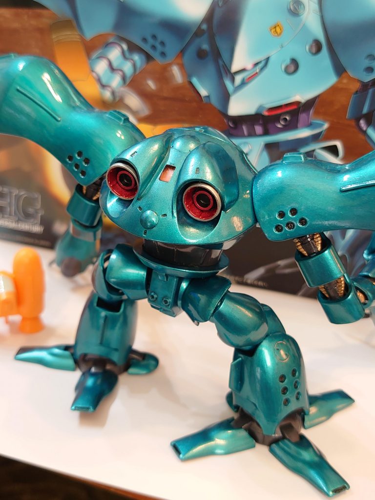 背中のカエル顔に穴が開いているのが嫌なので、クリアパーツを埋めてネオジム磁石でバックパックの取り外しができるようにしています。