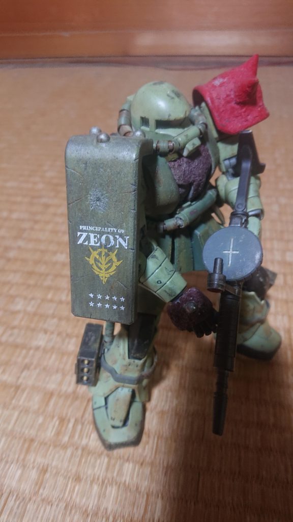 左側側面から、シールドの上部にスパイクポイっものを着けてあります。左手の甲も鋳造表現で、スパイクっぽいものを着けてあります。武器の弾薬が無くなった時の打突武器(ザク専用メリケンサック)です。このザクが一番はじめに制作した思い出深きザクⅡです。はじめて缶スプレーで全塗装したモデルでもあります。ありがとうございました。