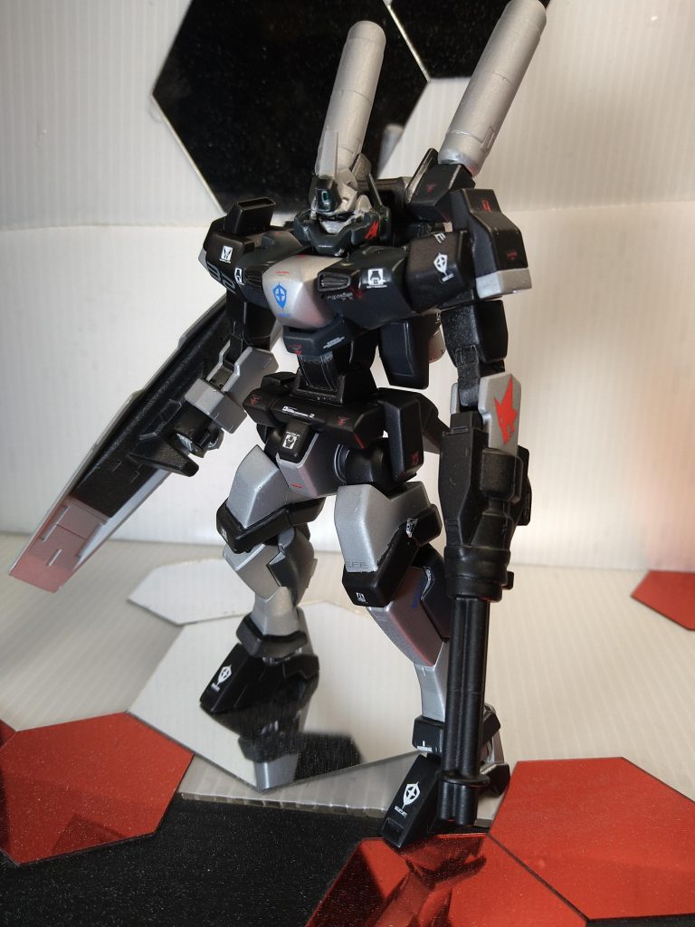 ベースはジェノアスⅡです。それにクランシェの肩、シャルドールの腕ボディーはそれらを接続出来るように改造、従来よりも横に広がっております。下半身は見て分かる通りそのままです。頭部はage1のヘッドを改良した物を使用しています。