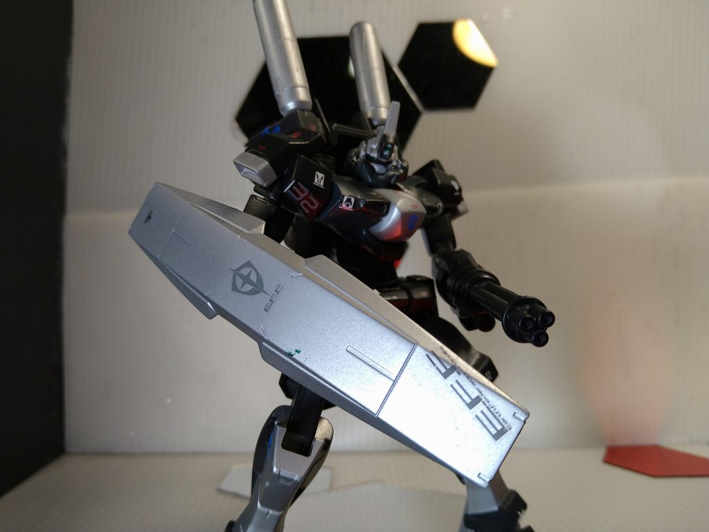 また、頭部に砲が付いていますがこれは最終手段であり、使えば頭は吹っ飛びます。名前の意味ですがEはExtra　臨時という事で現地改修である意味iはInconvenient　不勝手、不便32はそのまま機体番号です。改修したはいいが、出力と利便性が見合っていないドラッグマシンという意味です。