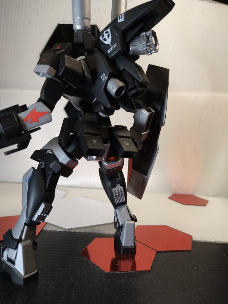 ランドセルには大型バーニヤを2つ増設、それに伴うエネルギー問題については上部にプロペラントタンクを増設することで解決しています。排熱の問題解決のために脚部にも排熱機関を増設しました。