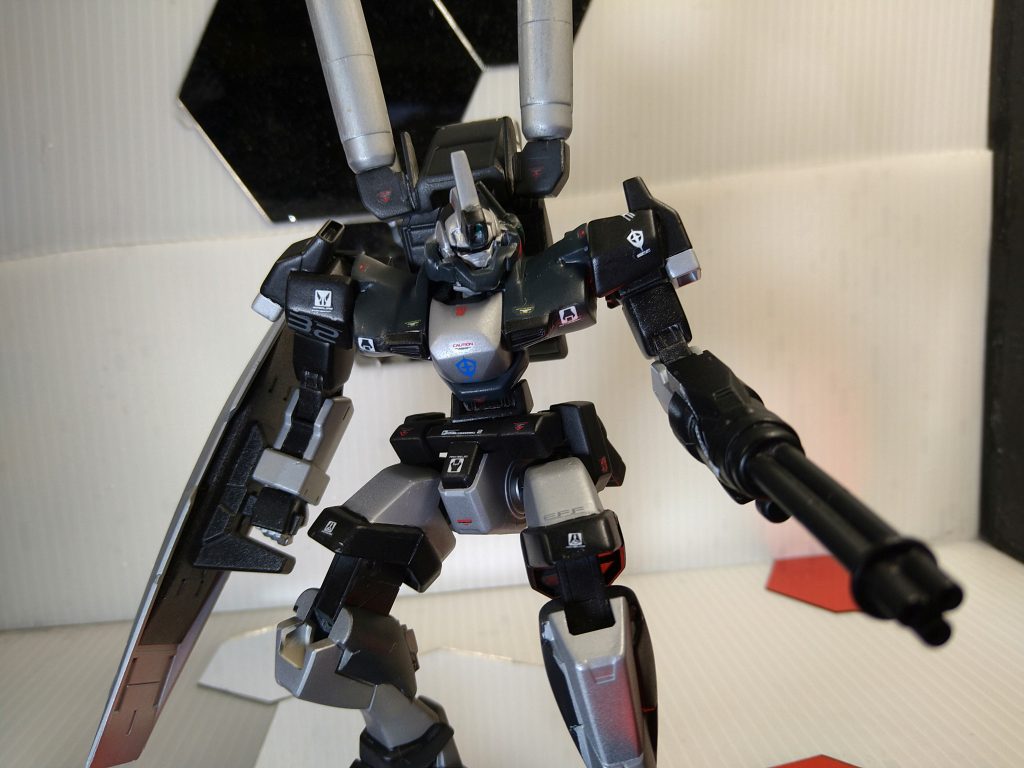 何となくわかるとは思いますがこれは「08小隊みたいな話がageであればなー」という考えの元作り上げました。本来のガンダムヘッドジェノアスが現地改修の末、本来よりも性能が格段に上がった物がEi-32となります。ただし、乗りこなせるかどうかは別であり空中分解しかねない代物である。という弱点が存在しますが。